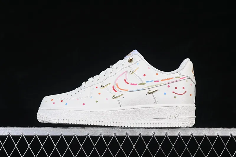 All categories Nk Air Force 1 Air Force series Nk Air Force 1 Low Air Force low top Nike Air Force 1'07 Low Two-dimensional theme Four hook color spray Air Force 1 low-top casual sneakers ZH0316-151